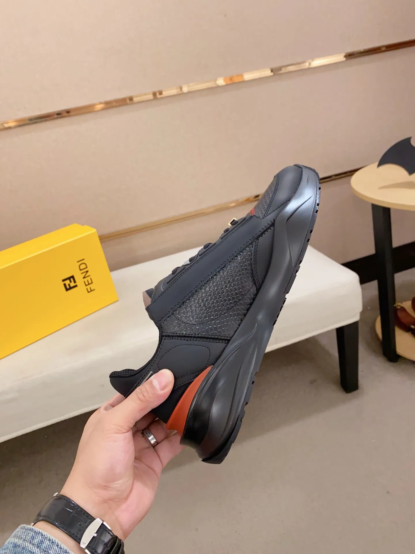 Men's shoes💰: 540💰(Higher version) [Fendi] Fendi's latest casual shoes for men! Available at counters simultaneously! A one-to-one replica of the original. Made entirely of imported top-grain calfskin, the interior is made of top-grain water-dyed cowhide, and the original factory-supplied rubber outsole. Leading new fashion concepts. Matching code: 38-44. 45 can be customized and non-returnable!
